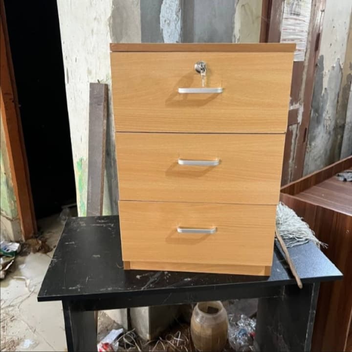 প্রিমিয়াম ডিজাইন তিনটা ড্রয়ার উচ্চ মানের- আসবাবপত্র এবং সজ্জা