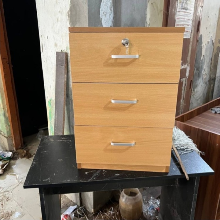 প্রিমিয়াম ডিজাইন তিনটা ড্রয়ার উচ্চ মানের- আসবাবপত্র এবং সজ্জা