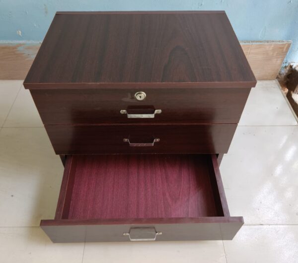 প্রিমিয়াম ডিজাইন তিনটা ড্রয়ার উচ্চ মানের- আসবাবপত্র এবং সজ্জা - Image 3